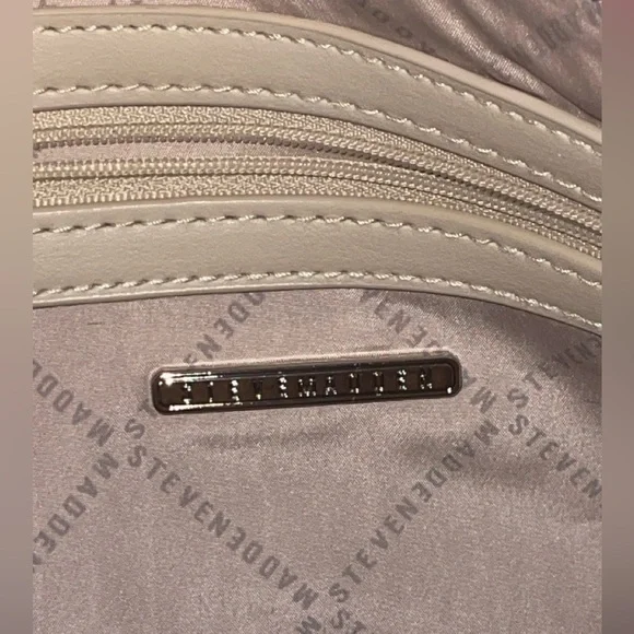 STEVE MADDEN BMAGEEE Crossbody Bag In Raspberry w/Air Pod Case - Picture 12 of 14